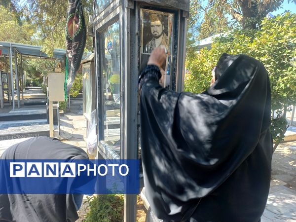 غبارروبی مزارشهدا توسط دانش‌آموزان منطقه ۱۳