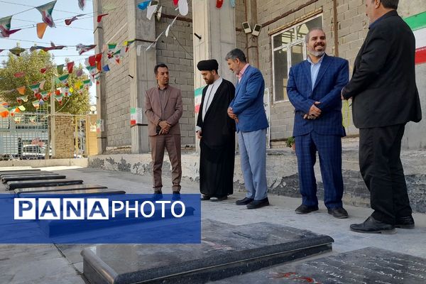 غبارروبی مزار شهدا در امام زاده حسن(ع) نسیم‌شهر