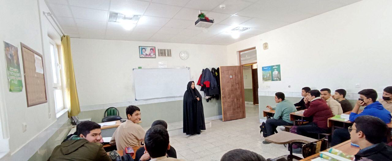 بازدید رئیس کارگروه آموزش متوسطه اداره آموزش و پرورش کاشمر‌ از دبیرستان میثاق