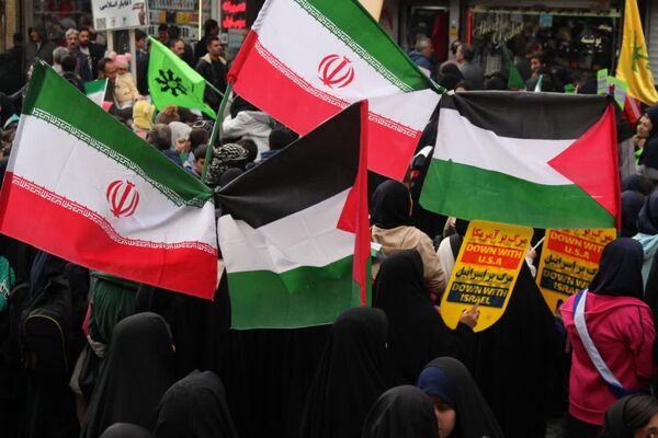 حضور دانش‌آموزان زنجانی در راهپیمایی روز ۱۳ آبان 