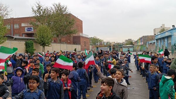 شادی دانش آموزان دبستان سعدی یک در تحقق وعده صادق تنبیه اسرائیل
