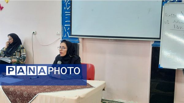 نشست صمیمی انجمن و اولیا پایه هفتم در دبیرستان فرهنگیان ناحیه۷ مشهد