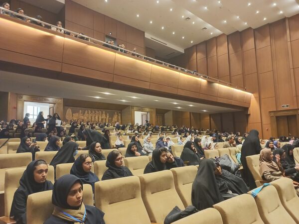 تجلیل از دانش‌آموزان برگزیده چهل و دومین‌ مسابقات فرهنگی و هنری امید فردا ناحیه ۳ مشهد مقدس 