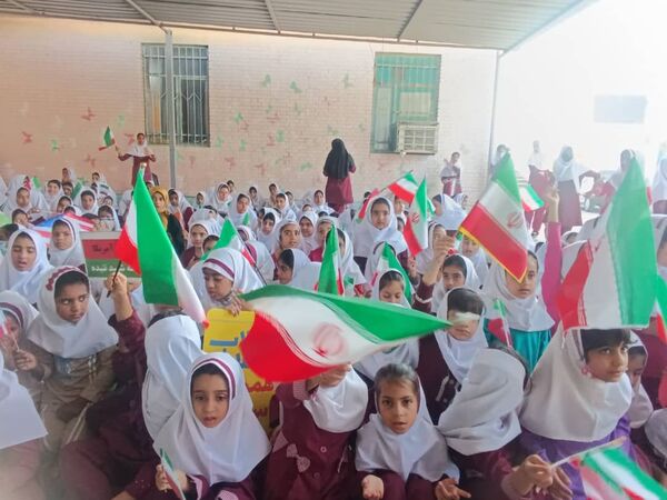 حماسه ۱۳ آبان در دبستان شهید تنیده 