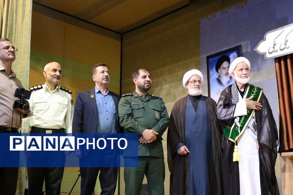 رونمایی از کتاب «وقتی که می‌رسند پسرها، یکی، یکی» در همایش «پدر مقاومت» به مناسبت هفته عفاف و حجاب