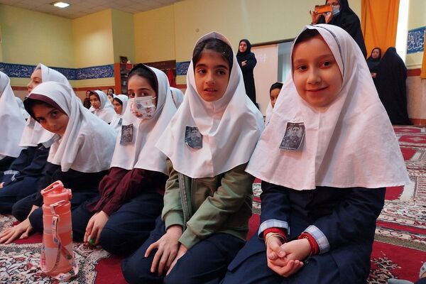 افتتاح کتاب «از ایرانمان دفاع کنیم» در دبستان ۲۲ بهمن با حضور مادر شهید عرشیان افشارمند