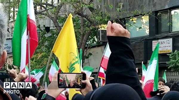 مردم تهران به احترام چهلمین روز از شهادت رهبر شهید ایستادند