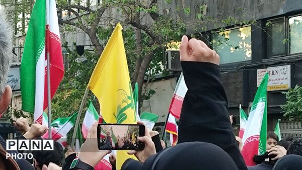 مردم تهران به احترام چهلمین روز از شهادت رهبر شهید ایستادند