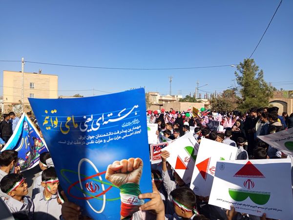 قدم‌های کوچک، ایمان‌های بزرگ؛ حضور باشکوه دانش‌آموزان دبستان برادران ابراهیمی‌نیا در ۱۳ آبان