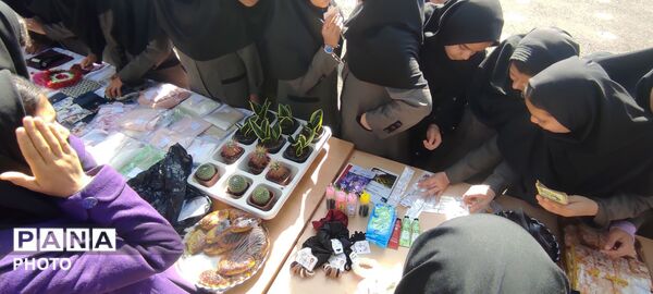 برپایی بازارچه دانش آموزی در دبیرستان نمونه اندیشه شهرستان کاشمر