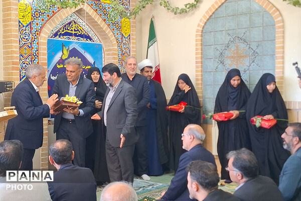 وزیر آموزش و پرورش میهمان دانش‌آموزان مدرسه شاهد دالکی