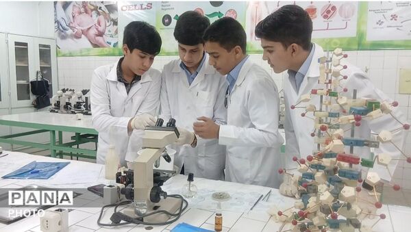 کارسوق دانش آموزان سمپادی در پژوهش سرای ابوریحان ناحیه ۵ 