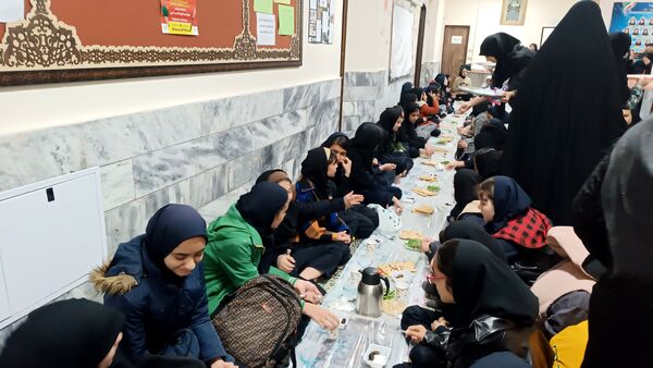 برپایی سفره افطاری در دبیرستان عطیه ناحیه هفت 