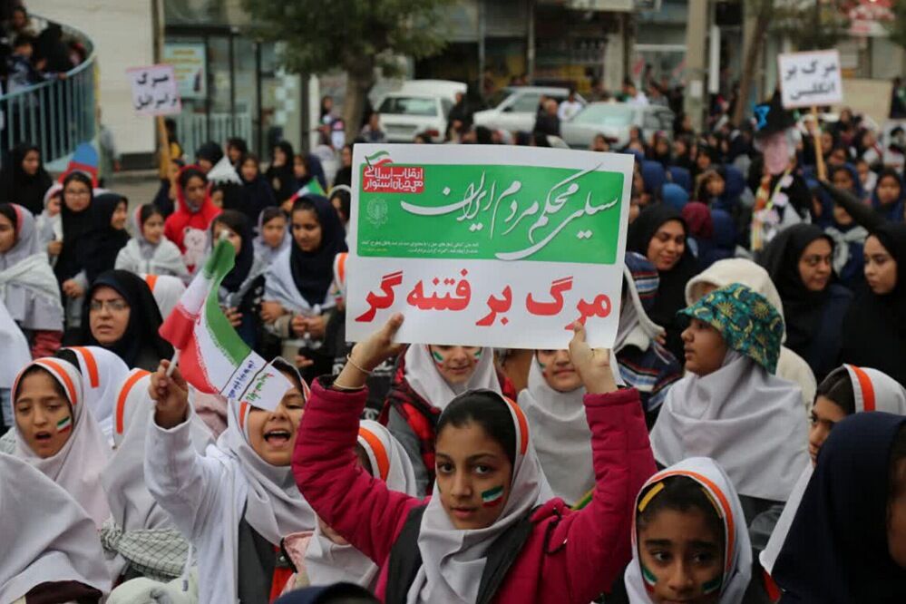 حضور پرشور دانش‌آموزان فشافویه در راهپیمایی ۱۳ آبان