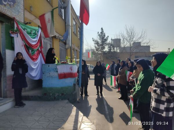 نواختن زنگ انقلاب در دبیرستان نوید ناحیه ۵ مشهد