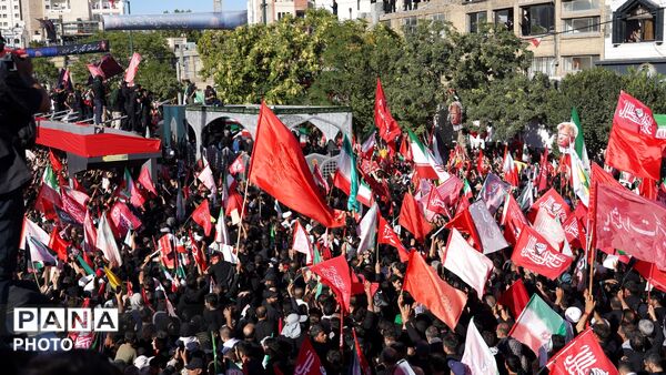 حماسه وفاداری بیعت در پایتخت معنوی ایران؛ بدرقه میلیونی آقای شهید ایران در مشهد مقدس 