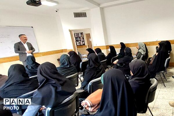  جلسه ضمن خدمت در دبیرستان نمونه‌دولتی ولایت بهارستان‌دو