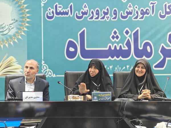 نشست صمیمانه نماینده وزیر آموزش و پرورش با دانش آموز خبرنگاران پانا کرمانشاه