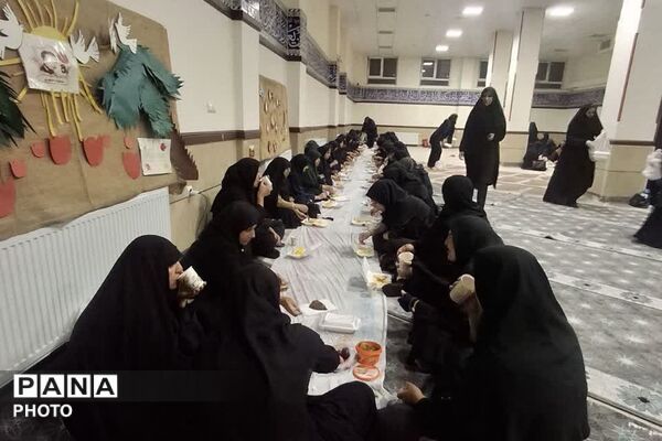پذیرایی ۳۰۰ زائر وداع‌کننده با رهبر شهید در مدرسه امام رضا (ع) فیروزکوه