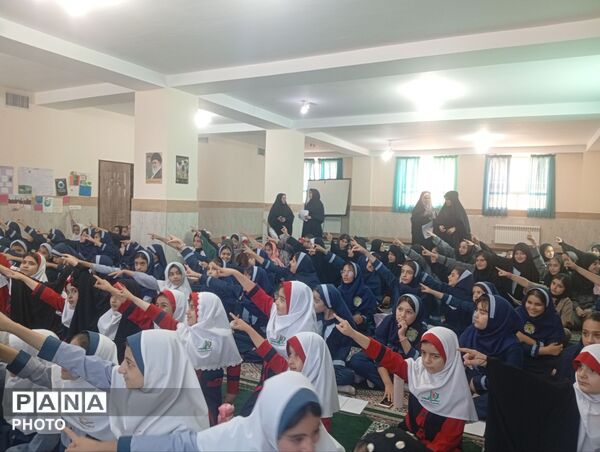 اجرای سرود همگانی «قلب‌های بی‌قرار» دانش‌آموزان مدارس هشتگرد 