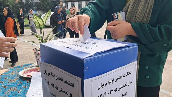 جلسه انتخابات انجمن اولیا و مربیان در دبستان شهید احمدپور قائمشهر