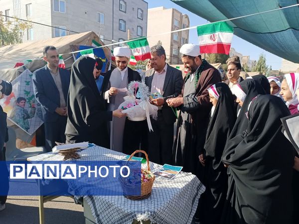 اجتماع استکبار ستیزی و رویداد پلاکاردنویسی دانش‌آموزان سمنان