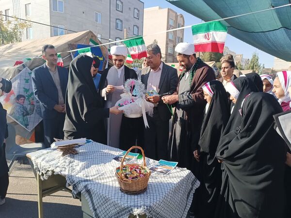 اجتماع استکبار ستیزی و رویداد پلاکاردنویسی دانش‌آموزان سمنان