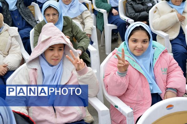 حضور خادمان رضوی در مدرسه قدر بهارستان‌دو