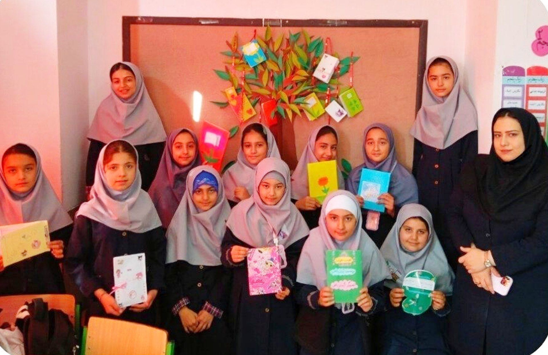 آموزگاری که «درخت آفرینش‌های ادبی» را در کلاس کاشت