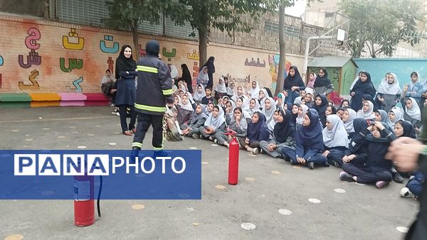 برنامه آموزشی اطفا حریق در مدرسه مهندس رحمانی فرد مشهد