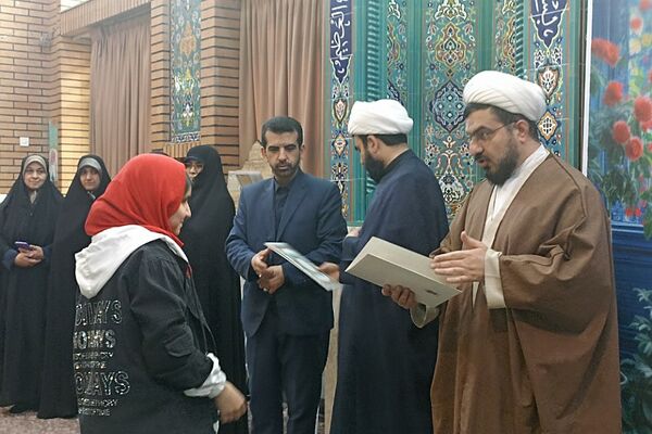 اهدای جوایز به دختران رتبه آور در رشته های قرآن و عترت و نماز شهرستان دماوند