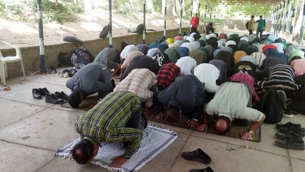 اولین نماز جماعت پایه دهمی ها همراه با کادر دبیرستان شاهد ابوذر غفاری 
