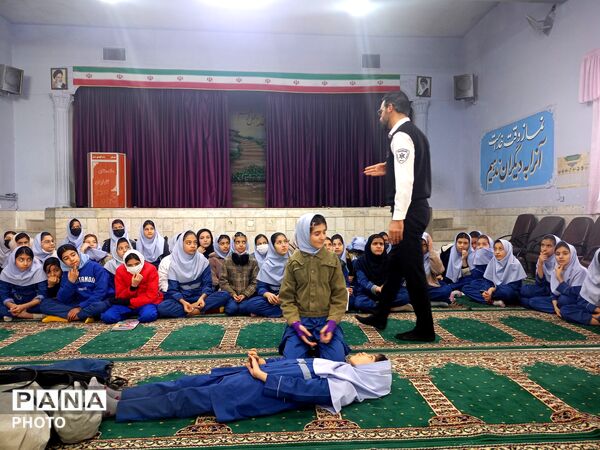 جلسه  آموزشی طرح ماهر سفیران سلامت در مدرسه بنت المهدی صدر ۲