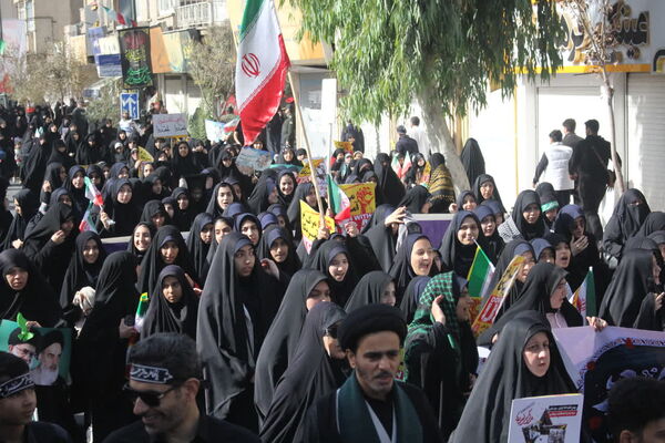 جلوه‌هایی از حضور حماسی دانش‌آموزان قم در راهپیمایی یوم الله ۱۳ آبان