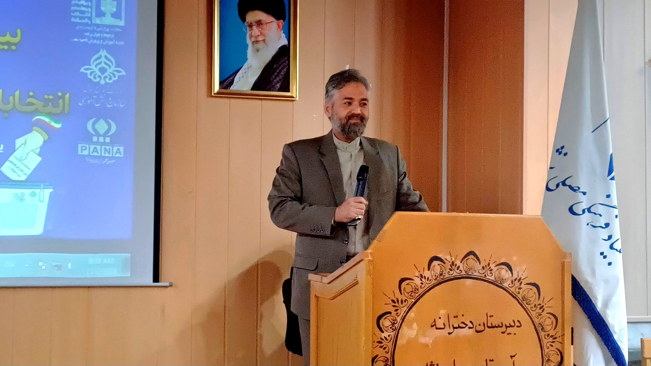 شورای دانش آموزی موجب شادی و نشاط در مدرسه می‌شود