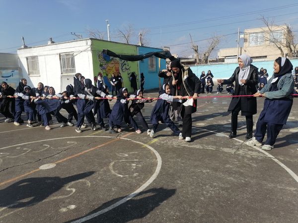  مسابقه طناب کشی به مناسبت دهه فجر در مدرسه ناهید نخودی 