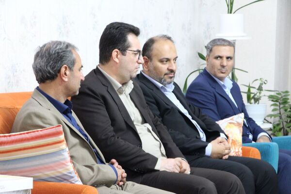 دیدار معاون پرورشی و فرهنگی وزیر آموزش و پرورش با خانواده معلم شهید «عبدالله برزگر»