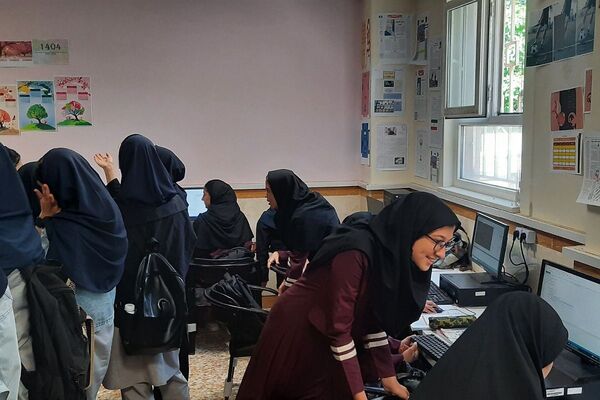 بازدید دانش‌آموزان پایه نهم آموزشگاه دخترانه پاکان،ملارد از هنرستان‌های طوبی، کبری زرگران و نور