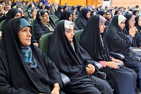 تقدیر از چهره های روشن در محفل ایمان 