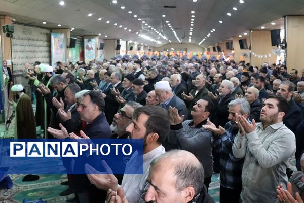 حضور دانش آموزان آموزشگاه شهدای گلدسته و مردم چهاردانگه در نماز جمعه 