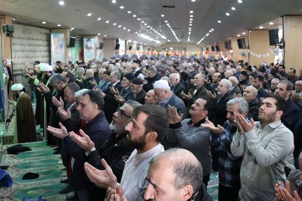 حضور دانش آموزان آموزشگاه شهدای گلدسته و مردم چهاردانگه در نماز جمعه 