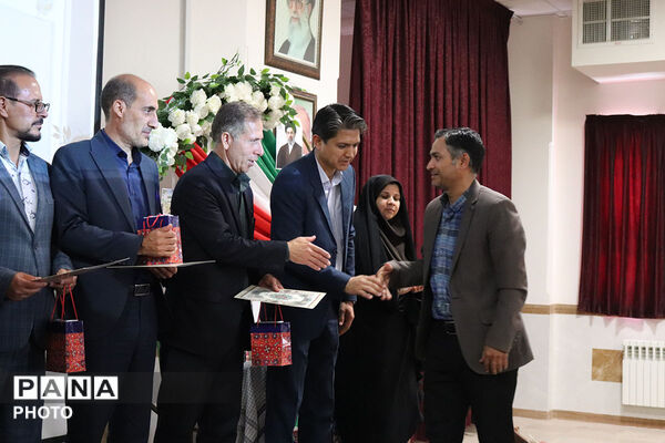 تقدیر از منتخبین حوزه ابتدایی توسط مدیر کل آموزش پرورش 