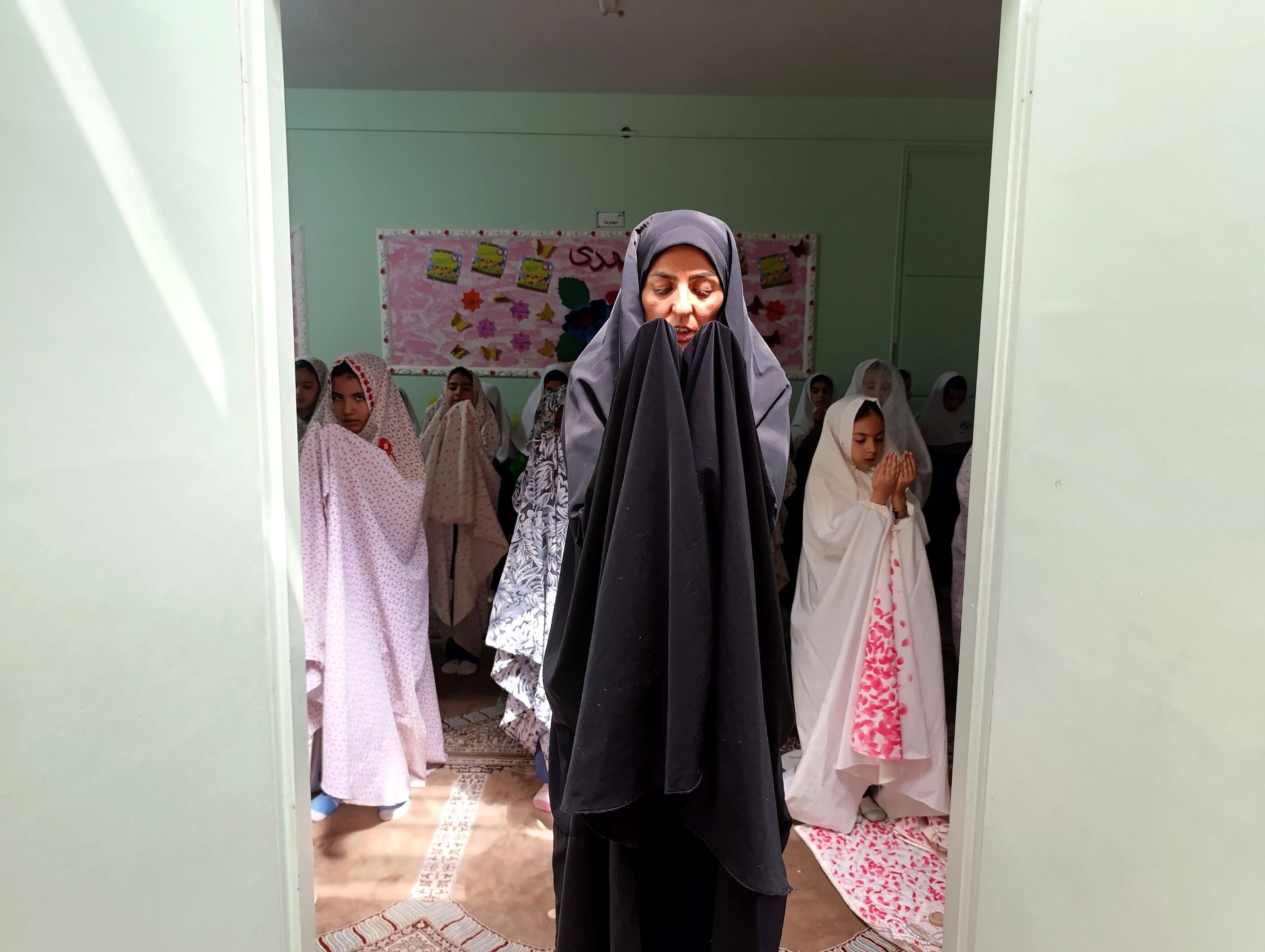 نواختن زنگ مهر و نماز در مدرسه ۲۲بهمن
