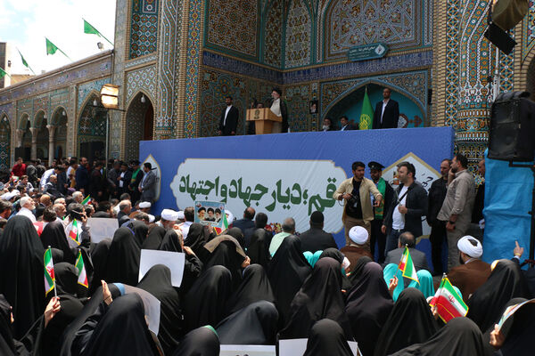 حضور پرشور نوجوانان قمی در آیین استقبال از رئیس جمهوری 