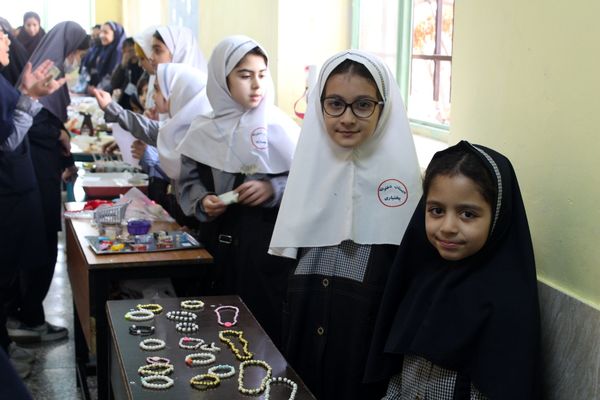 بازارچه دست‌سازه‌های دانش‌آموزی دبستان شهید بختیاری ناحیه 1 کرج