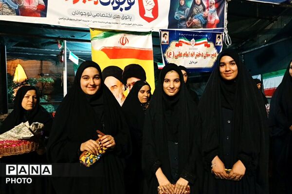 حضور پرشور دانش‌آموزان دبیرستان امام علی(ع) متوسطه اول در غرفه شهدای دانش‌آموز ورامین