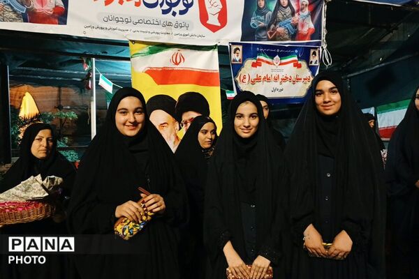 حضور پرشور دانش‌آموزان دبیرستان امام علی(ع) متوسطه اول در غرفه شهدای دانش‌آموز ورامین