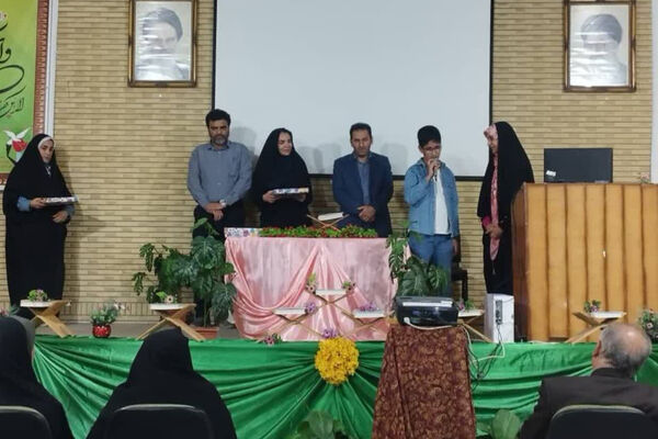 تقدیر از مدیران قرآنی ناحیه چهار شیراز در دبیرستان شاهد ۱۴