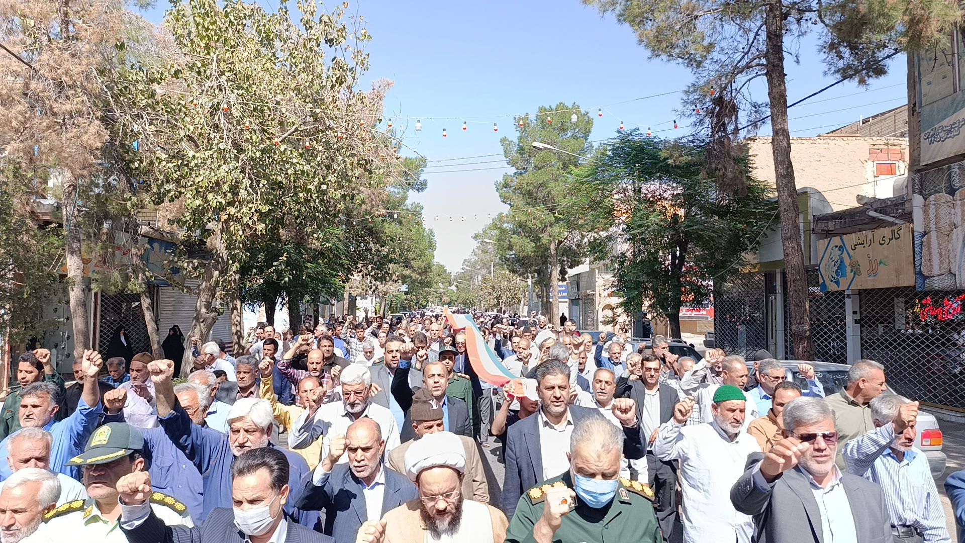 خلیل اباد همگام با ملت ایران فریاد خشم و نصر در نماز جمعه طنین انداز شد