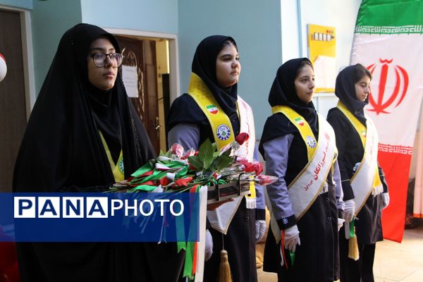 هم‌سرایی هزار نفری دانش‌آموزان یاور انقلاب در اسلامشهر